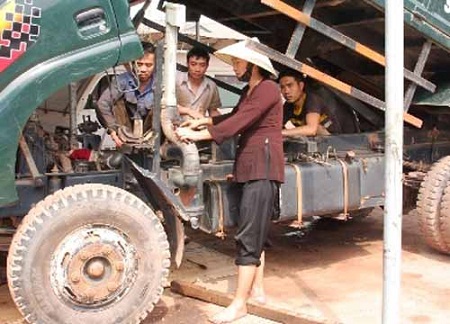 Nữ GĐ mặc đẹp, ô tô xịn nhưng luôn đi chân đất